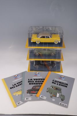 trois petites voitures jaunes empilées les unes sur les autres sur une table