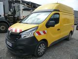 La camionnette jaune est garée sur le parking, à côté d'autres camions.