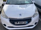 La voiture blanche est garée sur le parking, à côté de la camionnette blanche.