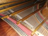 un gros plan d'un piano posé sur une table