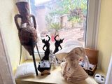 une statue représentant une fillette assise sur le rebord d'une fenêtre