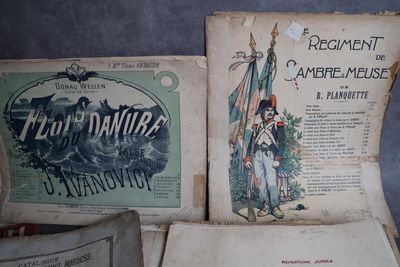 plusieurs vieux livres sont empilés sur une table