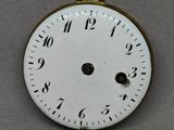 un gros plan d'une horloge blanche sur laquelle figurent des chiffres