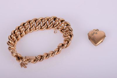 un bracelet en or et une breloque en forme de cœur sur fond blanc