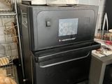 une photo d'une cuisine avec un micro-ondes et du pain sur le plan de travail