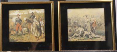 deux tableaux encadrés représentant des hommes en uniforme militaire, posés sur une étagère