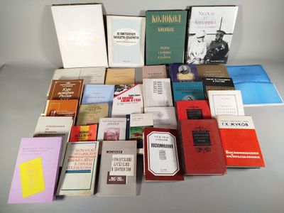 un grand nombre de livres posés sur une table