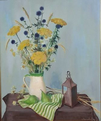 un tableau représentant un vase de fleurs et une lanterne posés sur une table