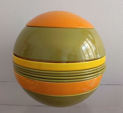 des bols aux couleurs vives empilés les uns sur les autres sur une table