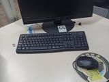une photo d'un bureau d'ordinateur avec un clavier et une souris