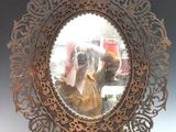 une photo d'une femme en train de se prendre en photo dans un miroir