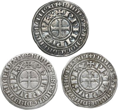 trois pièces d'argent, dont l'une porte une croix et l'autre porte une croix