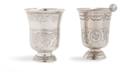 deux vases en argent ornés de motifs sur un fond blanc