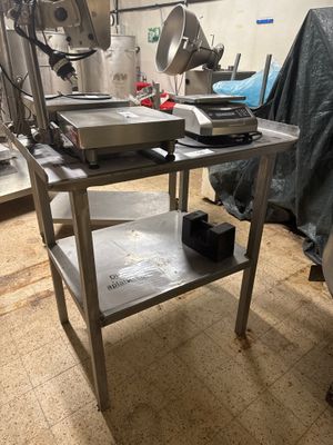 une photo d'une cuisine avec une table sur laquelle se trouve un mixeur