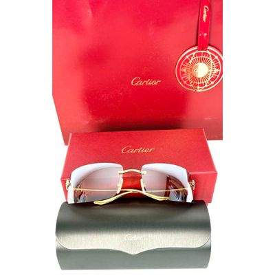 des lunettes de soleil présentées dans un coffret rouge à bordure dorée, avec un étui noir