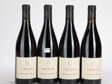 trois bouteilles de vin rouge sont alignées sur une surface blanche