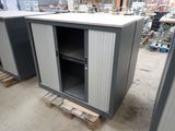 une armoire métallique munie d'une porte et d'une étagère au milieu