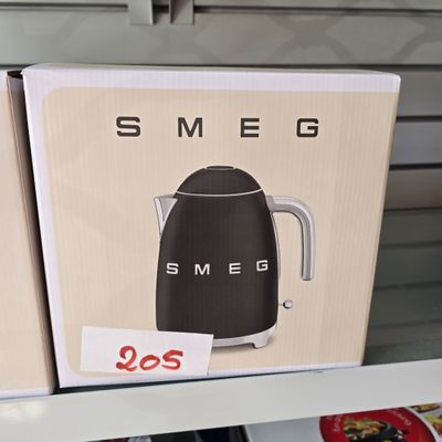 une boîte de bouilloires Smeg posée sur une étagère dans un magasin