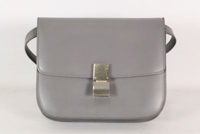 sac à bandoulière en cuir gris avec une boucle en métal