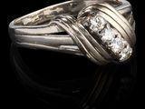 gros plan d'une bague en diamant sur une surface noire