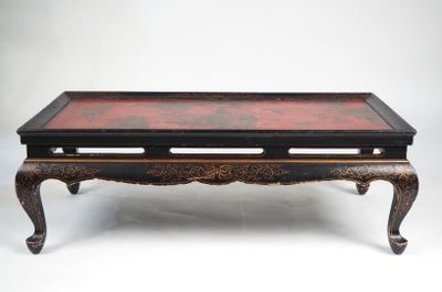 Chine, fin XIXe siècle, Table basse en laque, à décor en cam…