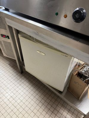 un petit réfrigérateur au milieu d'une cuisine