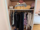 un placard contenant des vêtements et d'autres objets
