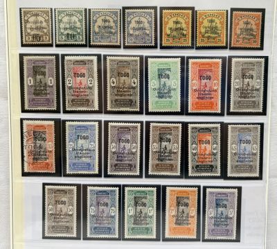 une photo encadrée représentant une collection de vieux timbres-poste
