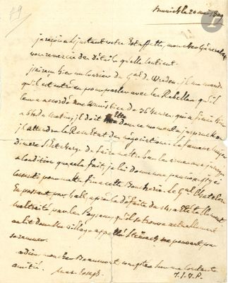 un vieux document écrit posé sur une table