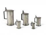 quatre pièces en étain, dont une cafetière, une théière et deux tasses