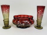 trois vases en verre posés l'un à côté de l'autre sur une table