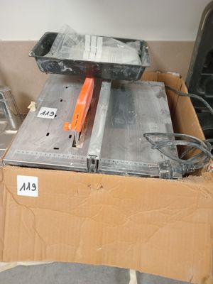 une boîte contenant quelques outils