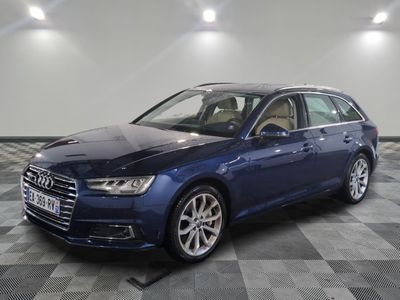une Audi bleue garée dans un garage au sol à damier