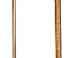 un miroir accroché au mur à côté d'un vase