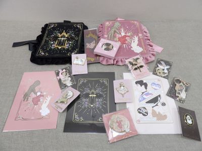 beaucoup de cartes et un sac à main sur la table