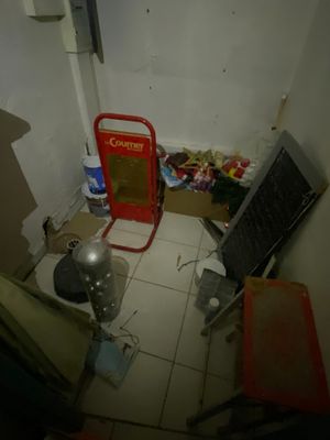 Le contenu du local : décoration de noël, escabeau, caisse (…