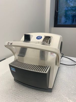 une machine posée sur un comptoir dans une pièce