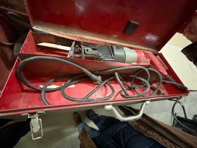 une valise rouge contenant tout un tas de fils