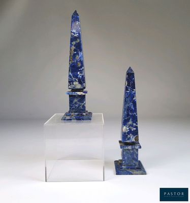paire d'obélisques en lapis-lazuli bleu sur des socles en acrylique transparent