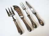 quatre fourchettes et un couteau sur la table