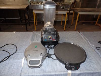 un mixeur posé sur une table à côté d'une casserole