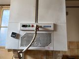 vue en plan d'une cuisine équipée d'une cuisinière, d'un four et d'un lave-linge