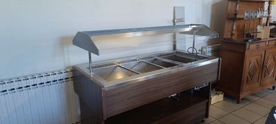 une photo d'une cuisine avec un buffet et un bar