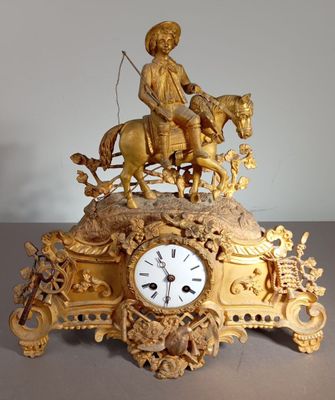 Pendule en bronze doré et ciselé.