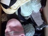 une boîte remplie de vêtements et de chapeaux qui s'y trouvent