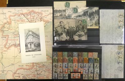 de nombreux timbres exposés sur une table