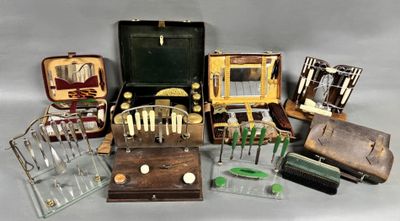 de nombreux modèles différents de machines à coudre anciennes posées sur une table