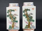 paire de vases chinois ornés d'oiseaux et de fleurs sur fond noir