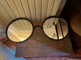 une paire de lunettes posée sur une table en bois
