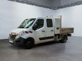 un camion blanc garé dans une pièce